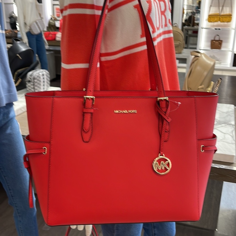 Michael Kors Gilly Large Drawstring Travel Leather Top Zip Tote
Bright Red
NWT - Picture 2 of 16